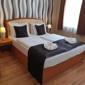 3* Szálloda Six